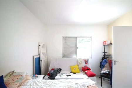 Casa à venda no Campo Belo de 200 metros quadrados, com 3 casas no terreno.