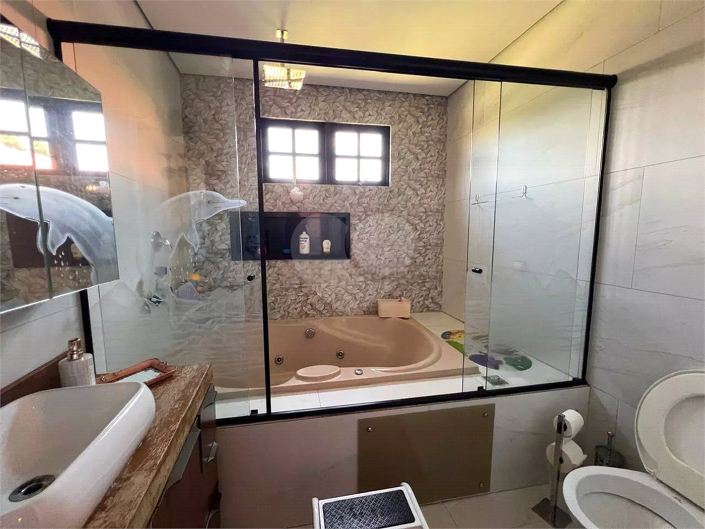 Chácara com excelente infraestrutura, contendo casa com 8 dormitórios, 900 m² de área construída, área total de 3000m², piscina adulto e infantil, churrasqueira, quadra gramada de futebol - Rio Acima - Atibaia/SP 900 m² Área construída 3.000 m² Área do terreno