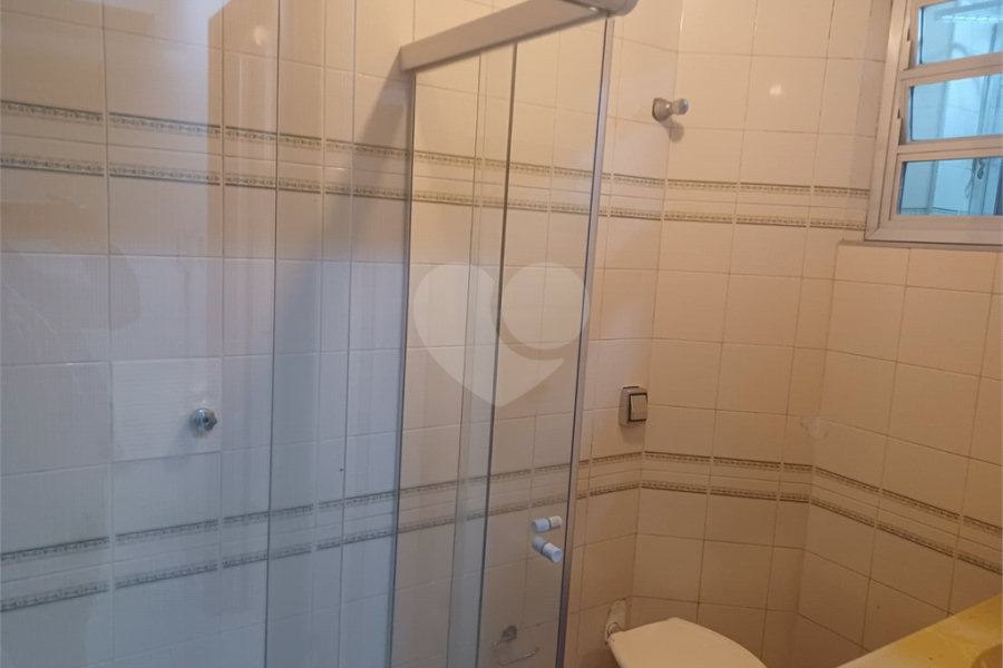 Apartamento super bem localizado, com 01 dormitório e armário embutido