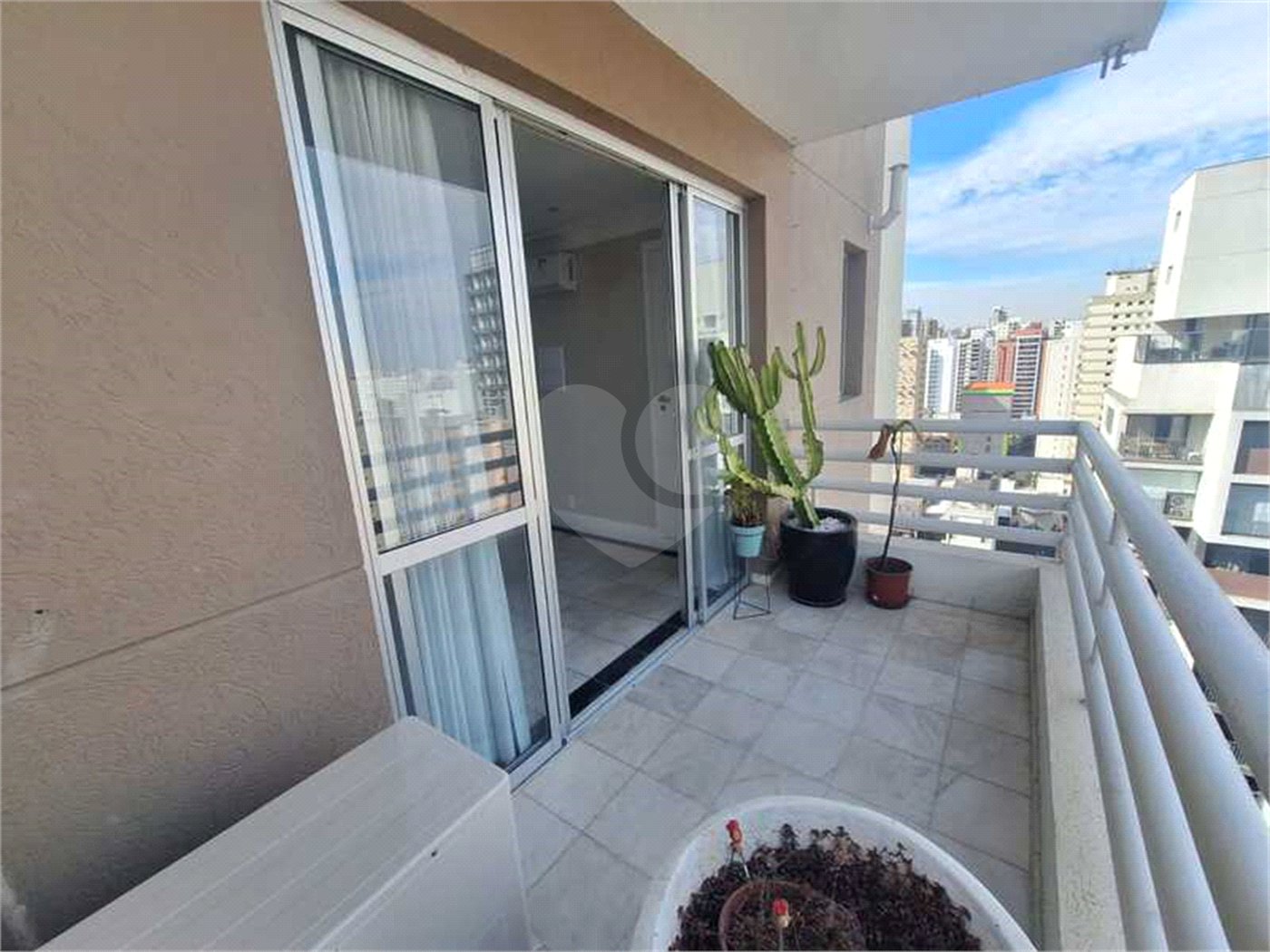 Apartamento para locação com 2 dormitórios, sendo 1 suíte com 02 vagas, totalmente climatizado nos 3 ambientes