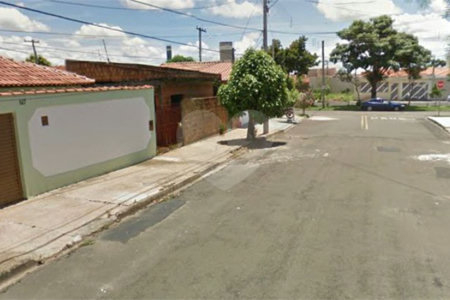 Casa térrea com 3 dormitórios, sendo 1 suíte.