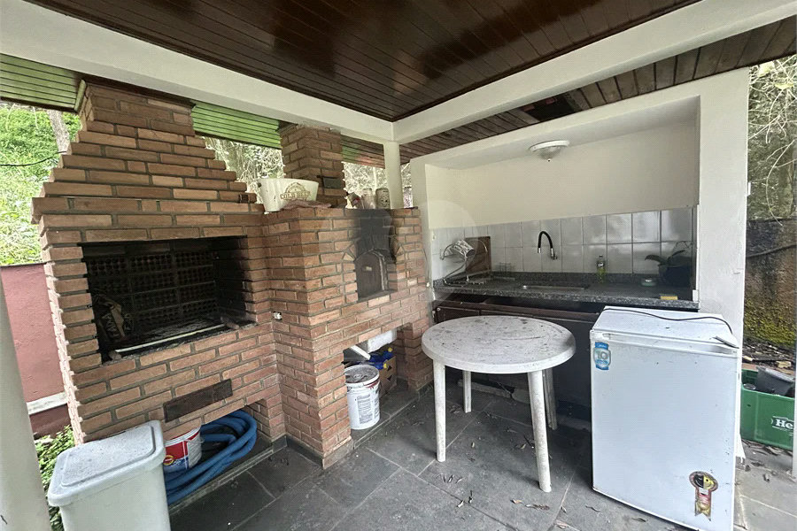 Casa em condomínio com 3 dormitórios, 01 suíte, garagem para 06 carros, área gourmet, piscina.