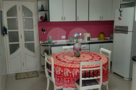 Linda Casa Sobrado a venda no Alto da Mooca com excelente acabamento, semi mobiliada com 2 suítes