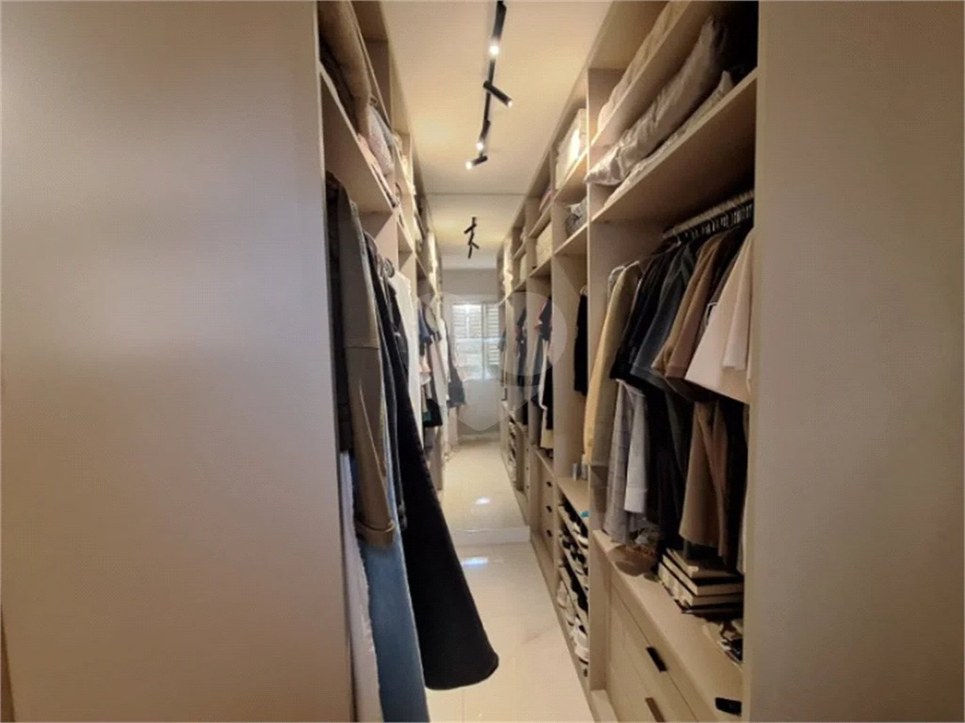 Apartamento totalmente mobiliado com 2 dormitórios, 1 vaga