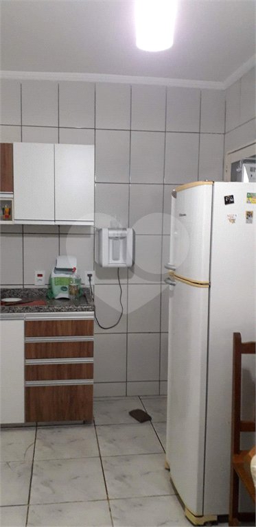 Casa térrea com 3 dormitórios, sendo 1 suíte.