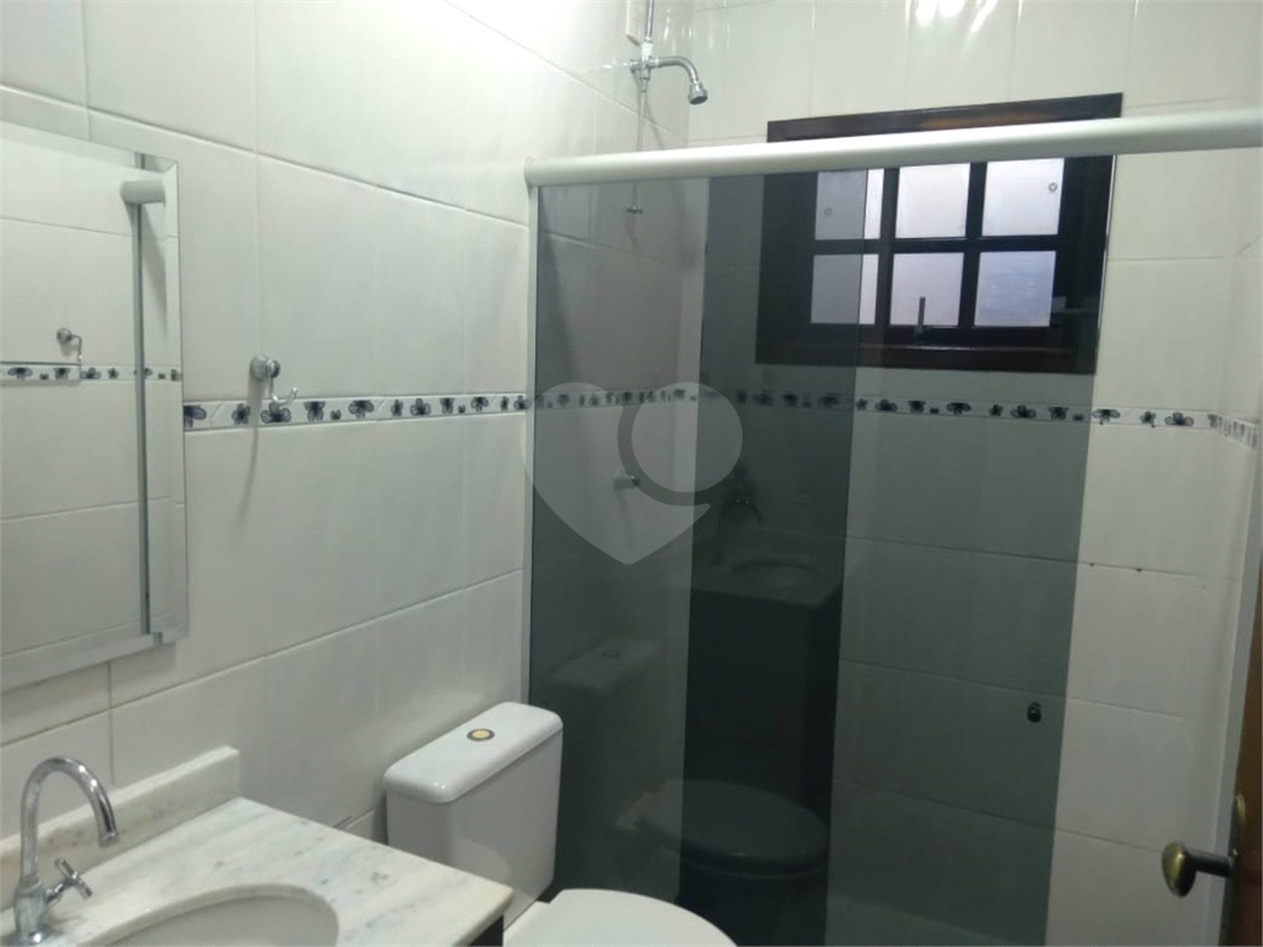 Sobrado espaçoso e bem localizado