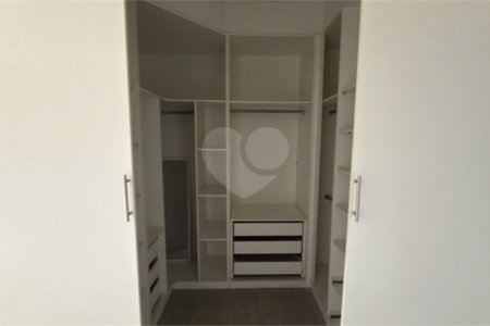Apartamento de 155 m² com 4 dormitórios, varanda e 2 vagas de garagem. Condomínio com piscinas adulto, infantil e aquecida, lazer e portaria 24 horas.