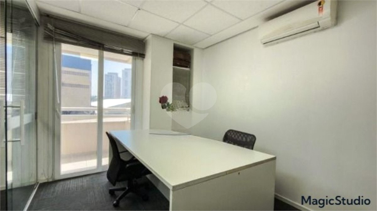 Sala comercial com 35m², 1 vaga, 1 banheiro, à venda na Barra Funda.