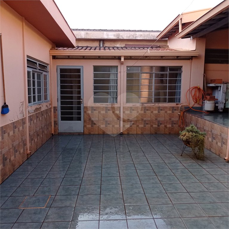 Linda casa no centro com 3 quartos.