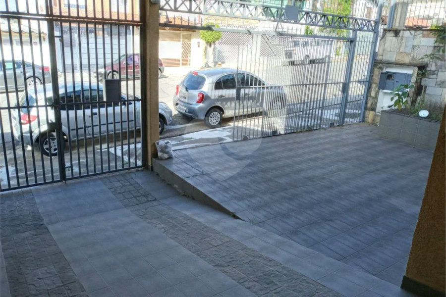 Casa com 4 dormitórios e 4 vagas.