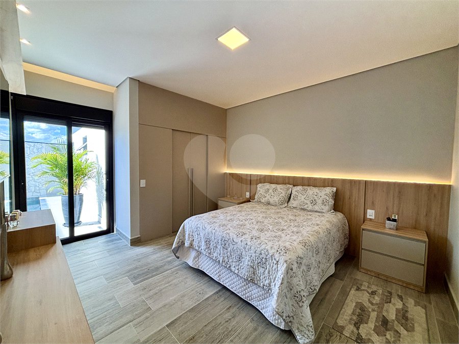 Indaiatuba - Sp - Condominio Maria Candida - R$ 2.250.000,00 - 3 suítes, sendo 1 master com closet e banheiro com duas cubas e dois chuveiros - Escritório - Piscina em Alvenaria aquecida e Hidro com Iluminação - Ar Condicionado instalado em todos os quartos, escritorio, sala e area gourmet