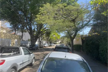 Incrível imóvel comercial com 250 metros de área construída com 5 salas e 2 cozinhas com 5 vags no caxingui