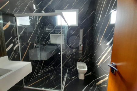 Belíssima Casa à Venda no Condomínio Damha IV