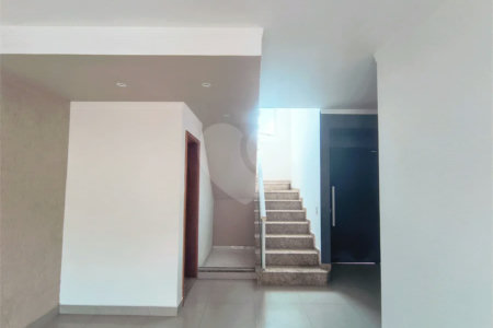 Casa com Suíte Master, Closet, Piscina e Espaço Gourmet Próxima ao Parque Ecológico- 03 quartos -com quintal