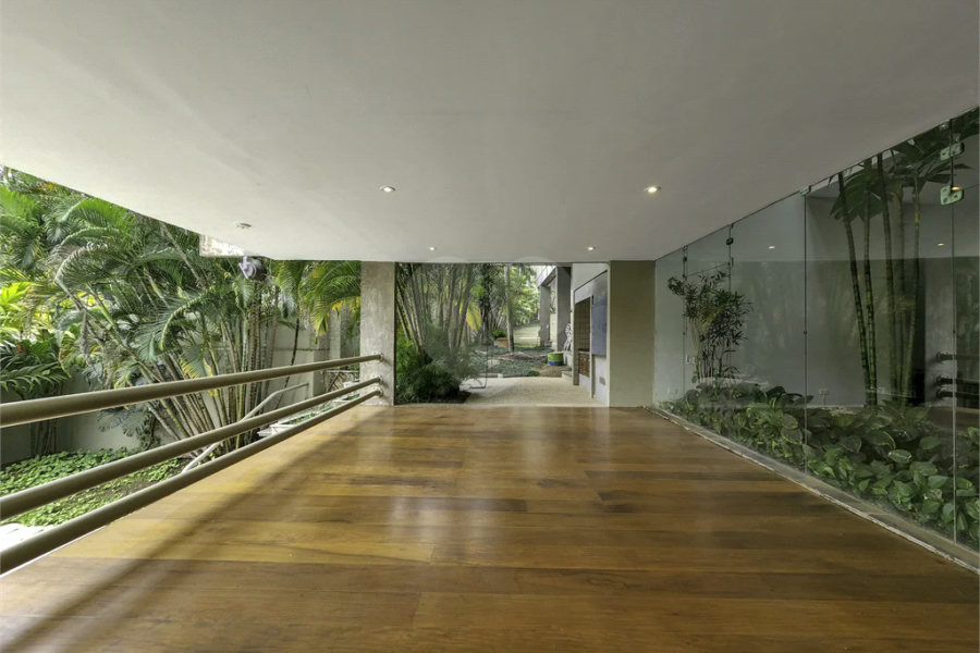 CASA EM RUA FECHADA NA REGIÃO DO MORUMBI / REGIÃO DO CLUBE PAINEIRAS