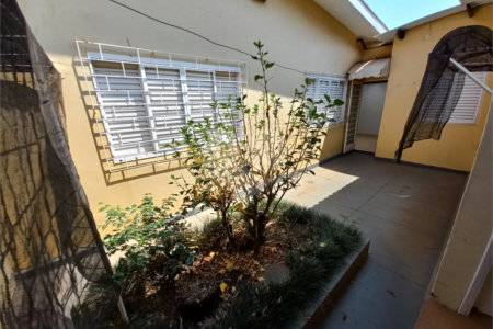 Casa Térrea com 3 dormitórios, sendo 1 suíte.