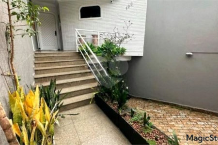 Casa com 400m², 4 dormitórios, sendo 3 suítes, 5 vagas de garagem, à venda na Vila Prudente.
