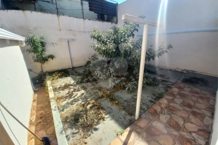 Casa térrea com 2 dormitórios.