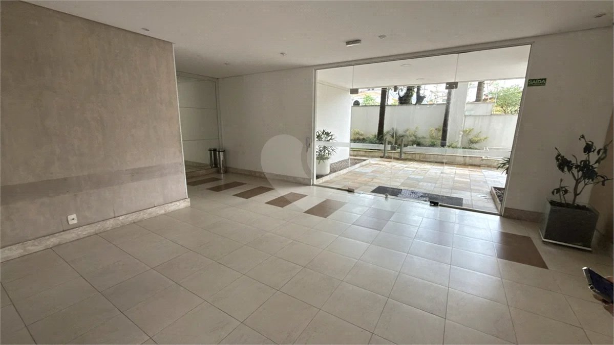 Apartamento de 155 m² com 4 dormitórios, varanda e 2 vagas de garagem. Condomínio com piscinas adulto, infantil e aquecida, lazer e portaria 24 horas.