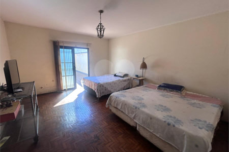Casa espaçosa e confortável em um bairro tranquilo a venda.