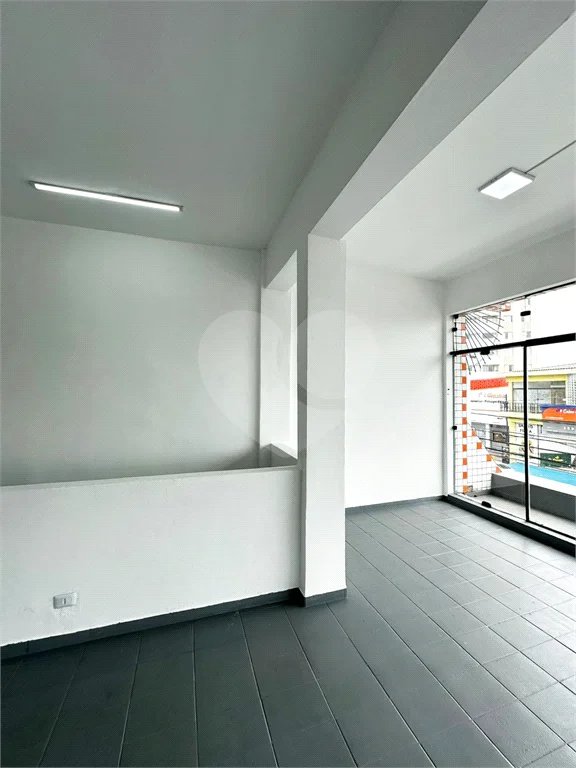 Galpão com 250m² , 4 vagas , para locação em Itaquera.