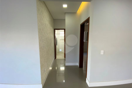 Casa com alto padrão de acabamento para venda no Condomínio Montreal.