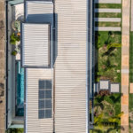Indaiatuba - Condominio Villa Sapezal - 318 m² de Terreno - 230 m² de Área Construída - 3 suítes, sendo 1 Master com closet planejado - Sala de TV - Sala de estar integrada à Sala de jantar - Cozinha com móveis planejados - Despensa - Escritório planejado - Lavabo - Piscina com preparação para aquec