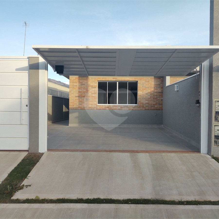 Casa em Atibaia com 3 suítes, 2 vagas garagem, quintal gramado nos fundos, pronta para morar, aceita financiamento