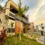Indaiatuba - Condominio Sapezal - R$ 2.400.000,00 - Área Total 360,00 m² - Área Construída 213,32 m² - TÉRREA - 03 suítes sendo a master com closet; - Escritório; Lavabo; Cozinha com cooktop e planejados; Gourmet com churrasqueira; Ambientes preparados para ar condicionado; Piscina com cascata,