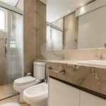 Apartamento de 306m² na melhor região de Moema, 3 suítes, 5 vagas, varanda gourmet, depósito, fora de rota
