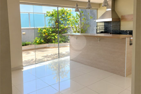 Cobertura de 255 m² com 3 dormitórios, 1 suíte, cozinha planejada, 2 vagas e área gourmet com churrasqueira.