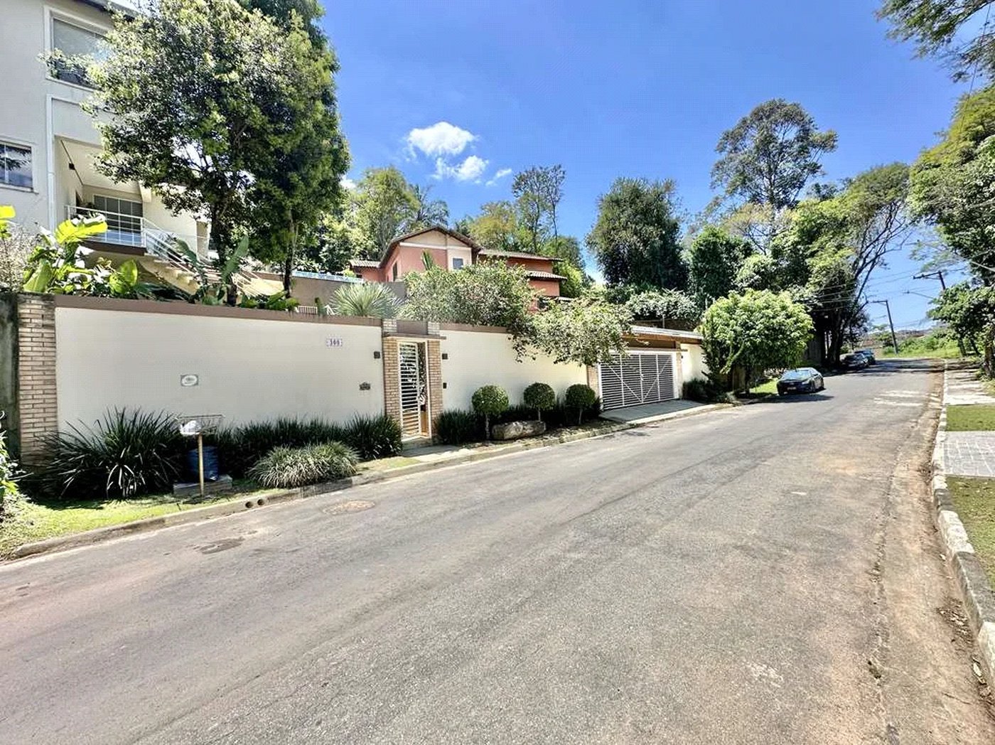 Magnífica Casa Contemporânea na Fazendinha - 4dorms | 3 Suites | Gourmet, piscina, lareira, hóspedes, escritório! Muito Verde e Tranquilidade em um dos melhores condominios da Região .