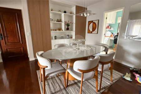 Apartamento de 130 m² com três dormitórios, sendo uma suíte, com armários embutidos, dependências de empregado e lavabo