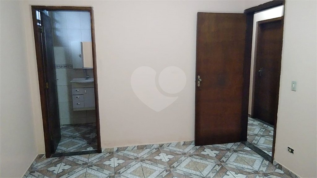Casa Térrea com 3 dormitórios, sendo 1 suíte.