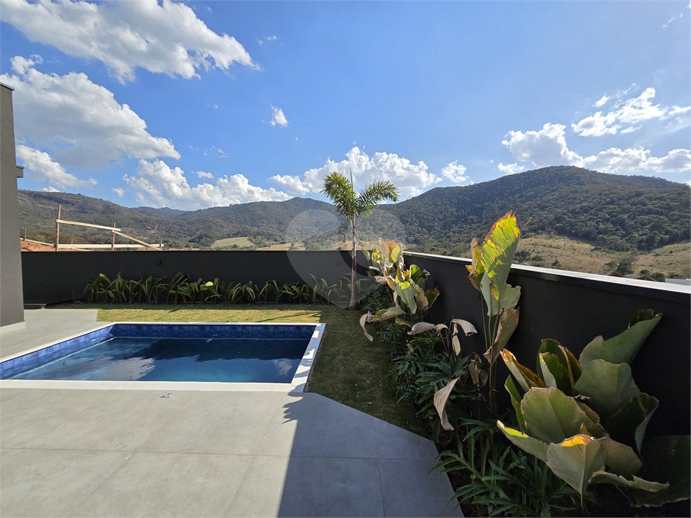 Maravilhosa Casa térrea em condomínio fechado no Portal Lamis, com 3 suítes, piscina privativa e persianas elétricas em excelente condomínio com salão de festas, piscina, quadras de tênis, beach tênis e campo de futebol. Vista cinematográfica da Pedra Grande.