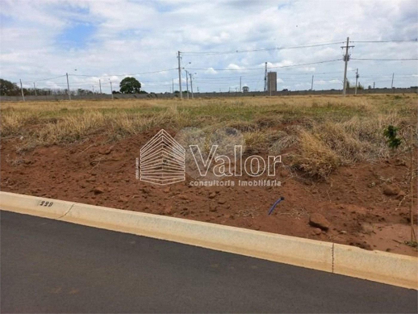 Terreno plano no Condomínio Villeneuve, com 250,00 m² de área total.
