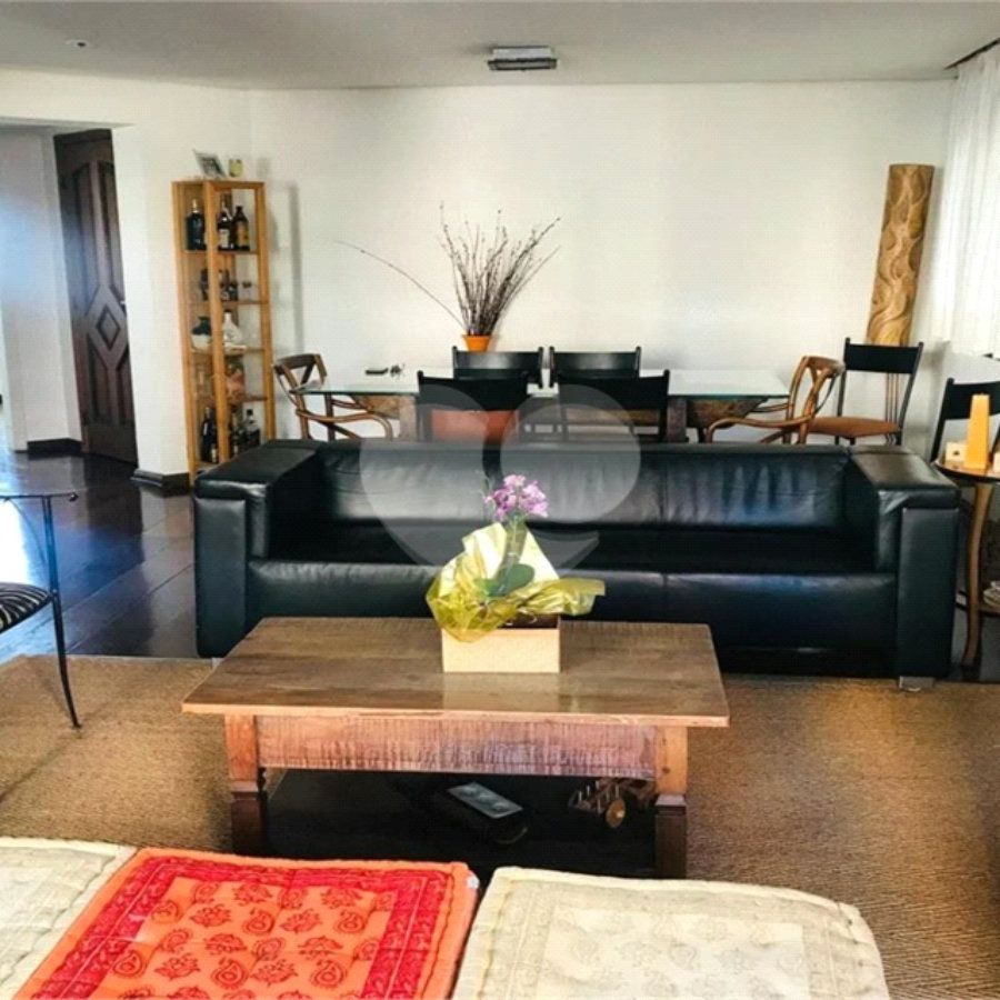 Um por andar ,4 dormitórios,sendo 2 suites,3 vagas, sol de Pinheiros e muito espaço para viver!