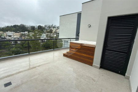 Sobrado de alto padrão no Swiss Park, totalmente reformado, com 4 suítes, piscina, elevador, espaço gourmet, 4 vagas e condomínio com lazer completo.