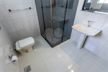 Sobrado no Jabaquara com 280m², 3 dormitórios, quintal amplo, varanda e 3 vagas de garagem.