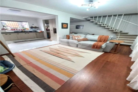 Casa de 85m2 com 3 dormitórios e 2 vagas de garagem localizado no Bosque da Saúde