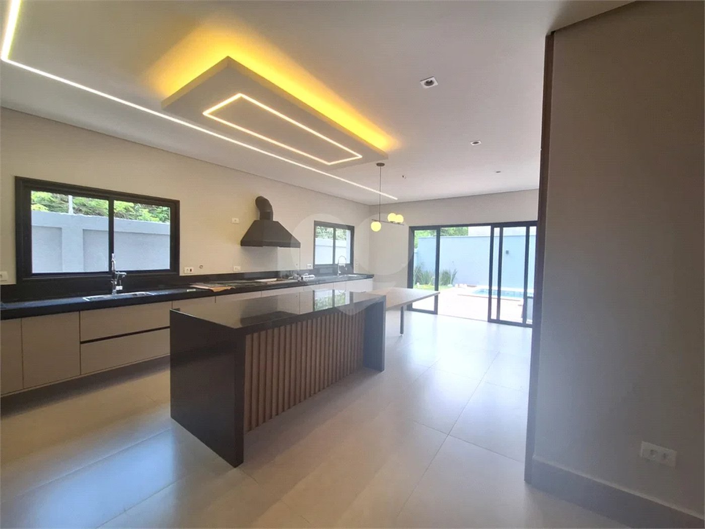 Casa NOVA com 03 suítes , piscina e condomínio com lazer completo!