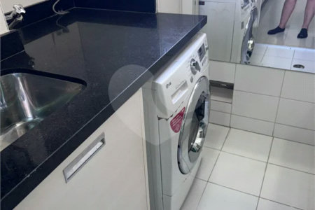 O Seu Apartamento Exclusivo: 74 m² Reformados ao Lado do Ibirapuera!