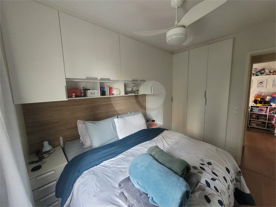 Apartamento de 03 dormitórios totalmente reformado com 02 vagas de Garagem escrituradas e livres.