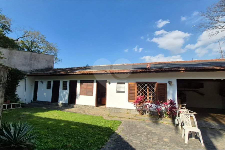 Casa com Piscina, Sauna e Edícula em Rua Arborizada no Tremembé