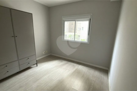 Apartamento de 155 m² com 4 dormitórios, varanda e 2 vagas de garagem. Condomínio com piscinas adulto, infantil e aquecida, lazer e portaria 24 horas.