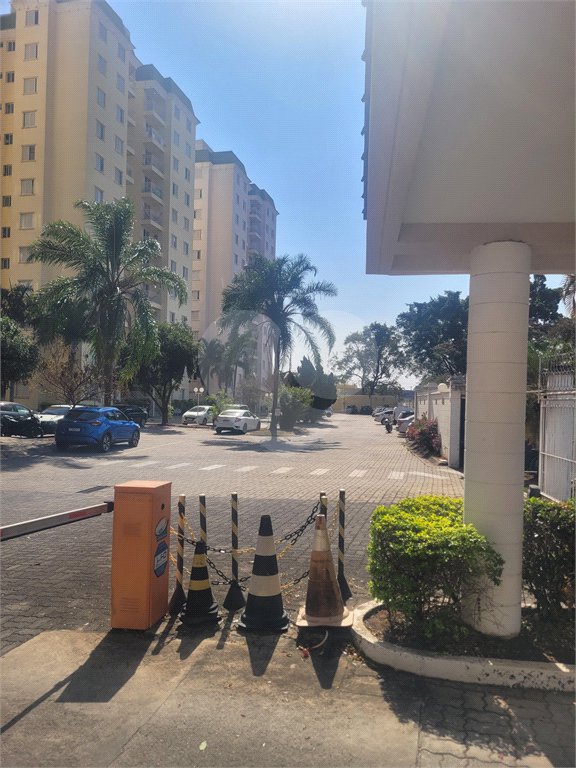 Indaiatuba - Venda - Apartamento no Condomínio Portal das Flores com 64 m², 3 dorms, sendo 2 com armários planejados, , WC social, cozinha planejada e totalmente integrada com a lavanderia, varanda, , 02 vagas de garagem. Excelente localização, a poucos metros do Shopping Polo, mercados, padaria,