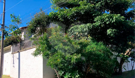 Casa à venda com 4 quartos, sendo 3 suítes,  em Jardim dos Estados, Poços de Caldas, MG