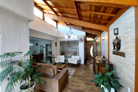 Casa residencial com ponto comercial a venda no Centro