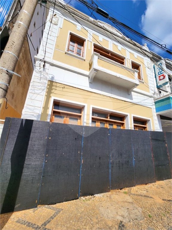 Sobrado á venda localizado no centro.