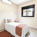 Indaiatuba - Casa condomínio Park Vista Real - AT : 200m - AC : 140m - Boiller Instalado - torneiras quentes - 3 quartos : sendo 1 suite - Suite - Ar Condicionado Samsung 12 Btu’s; arandelas de cabeceira , Dommus Closet . Esquadria , porta automática . 2 Quartos - Ar Condicionado Samsung 9 Bt